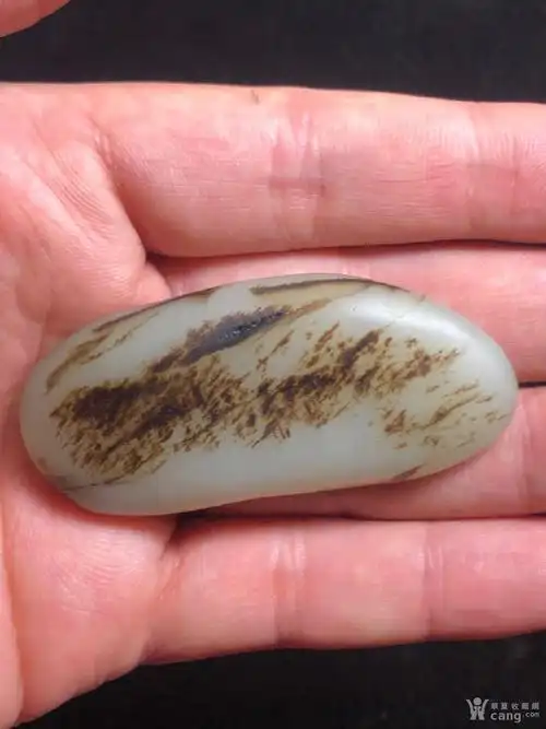 新疆和田玉籽料原石黑油皮手把件