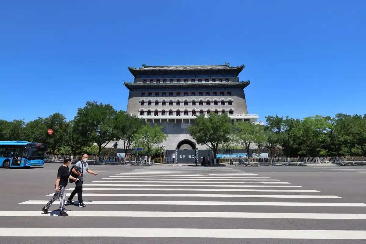 今天上午,记者在前门大街看到,原来位于前门正阳门箭楼下的售票亭