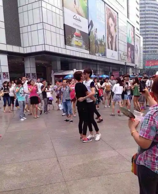 成都闹市街头举办男男接吻大赛引围观