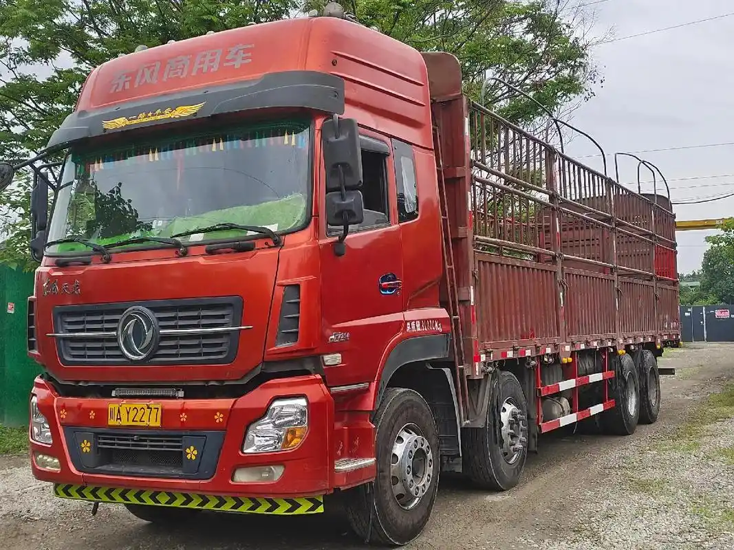 物流公司出售东风天龙四桥9.6米高栏,17年10月