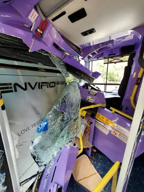 香港两巴士相撞致77人受伤