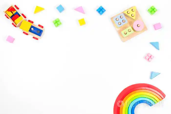 婴儿玩具背景木制教育几何积木玩具彩虹木制火车和彩色积木白色背景俯