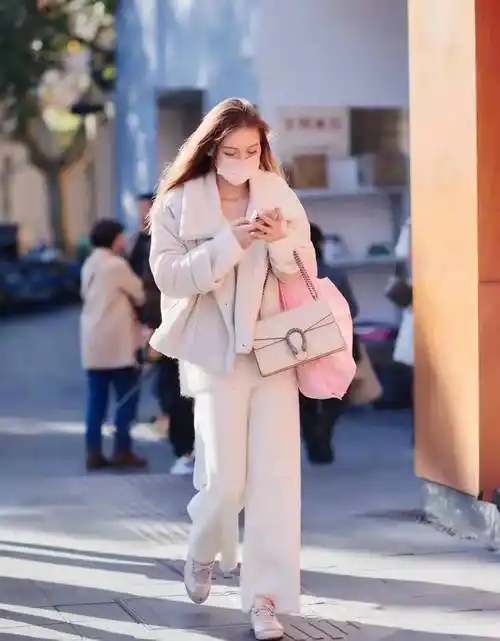 看看上海街拍"高质量打扮",不刻意,不做作,显气质又高级_穿着_毛衣_版