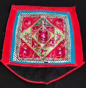 毛南族背带,真丝底,刺绣图案精致,底布柔软,适合做衣服,包包