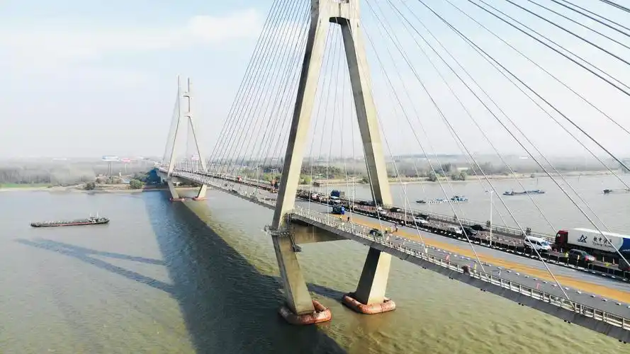 全国首个跨江大桥rbpc钢桥面铺装重置工程在润扬大桥顺利完工