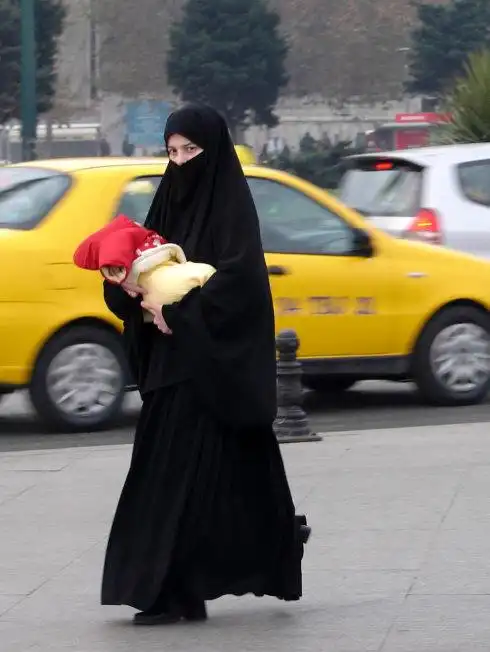 穆斯林妇女-摄于土耳其伊斯坦布尔p19.嗮娃娃-摄于格陵兰p20.