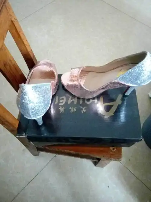 新旧 全新                       便宜出售名牌鞋2双高跟,36号的