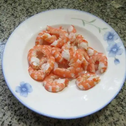 第2步,将已煮熟的鲜虾去头剥壳.