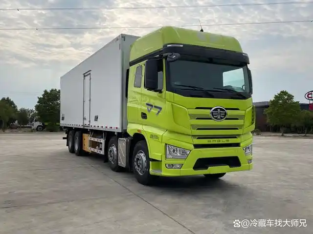 解放j7前四后八9米6自动挡冷藏车.