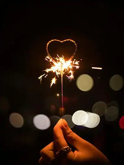 手持仙女棒烟花图片