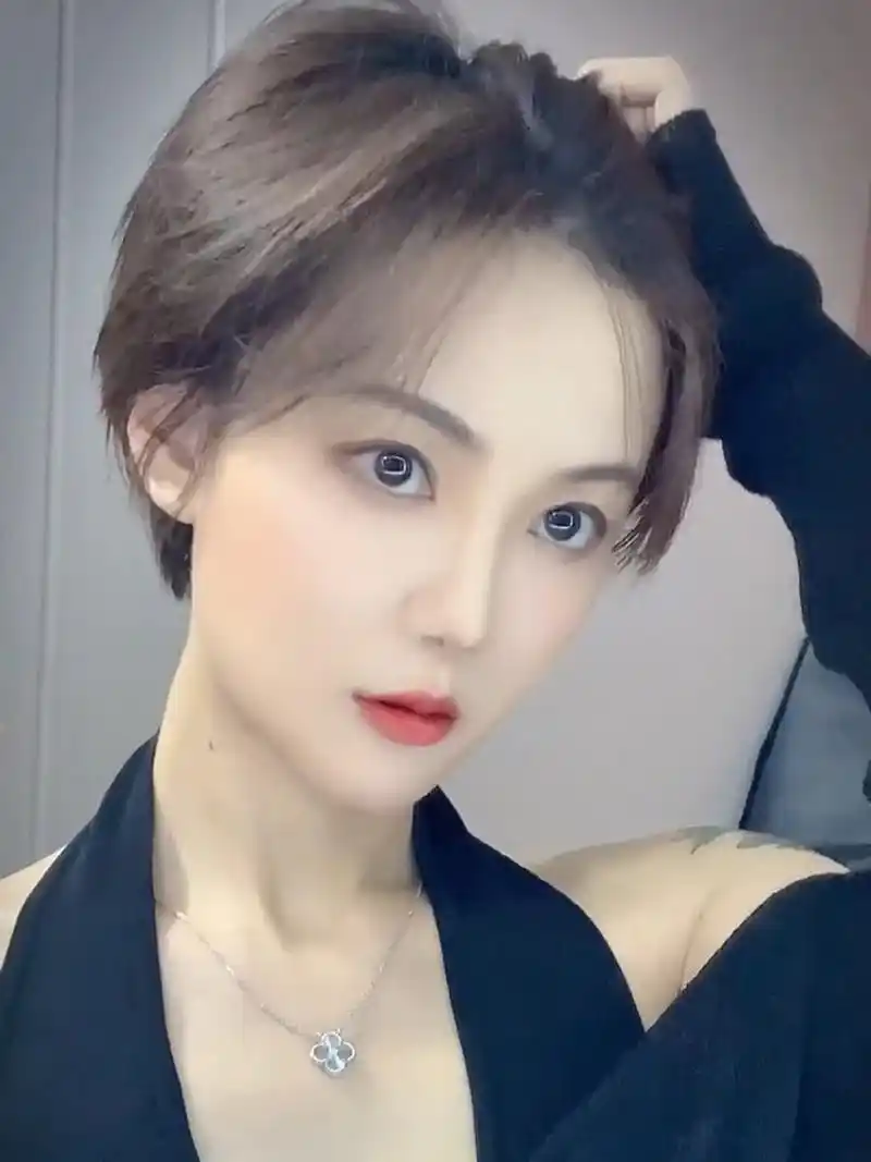 鹅蛋脸的好看短发 女生减龄短碎发,适合额头窄脸型长的女生瓜子脸大