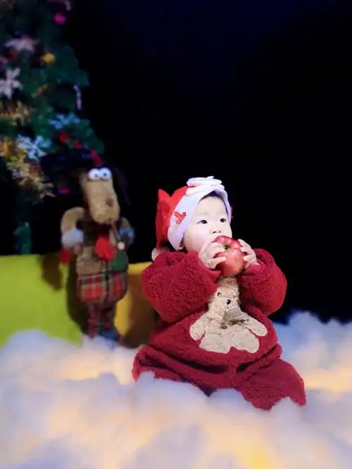 今年都流行圣诞内卷卷,我们也提前几天拍啦～#圣诞照  ,#在家拍照