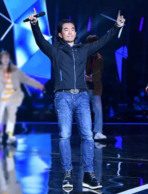 任贤齐携儿子走机场,11岁儿子身高快比超170cm爸高,模样太像爸