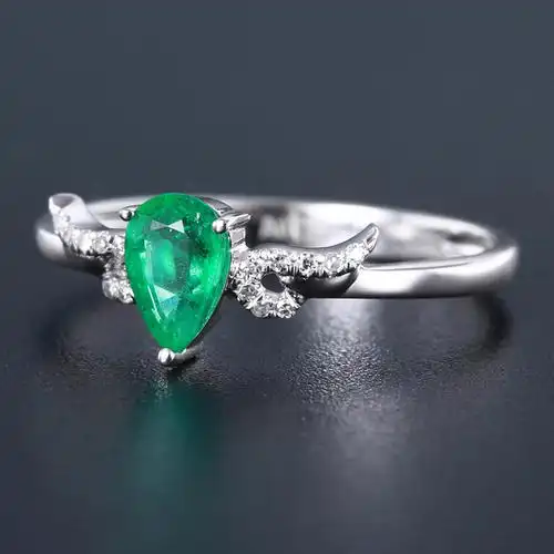 水滴形天然祖母绿戒指048克拉18k金镶嵌钻石意禄珠宝e8002