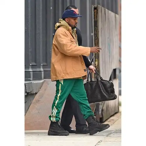 穿搭学堂 vol.48 | 即便侃爷住进医院,他用的新字体也会照样火遍全球