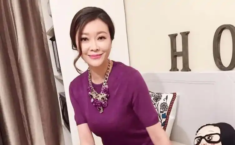 "被迫"丁克15年的主持人王小骞,41岁高龄产女,如今怎么样了?