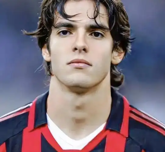 40岁卡卡近况:27岁二婚妻子身材傲人,前妻让人可惜|皇马|曼联|厄齐尔