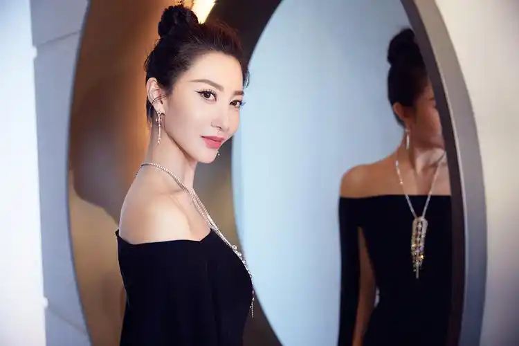 殷旭出席品牌发布会气质卓越惊艳全场