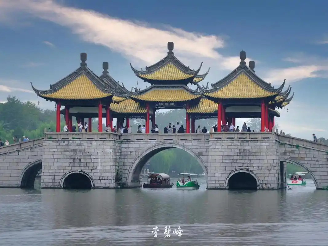 扬州瘦西湖五亭桥(莲花桥)               	 五亭桥,别名莲花桥,是