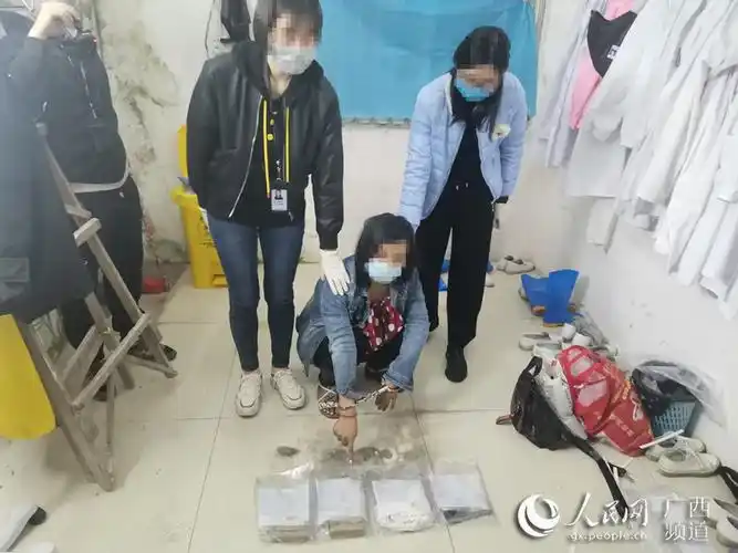 图为嫌疑人指认毒品.