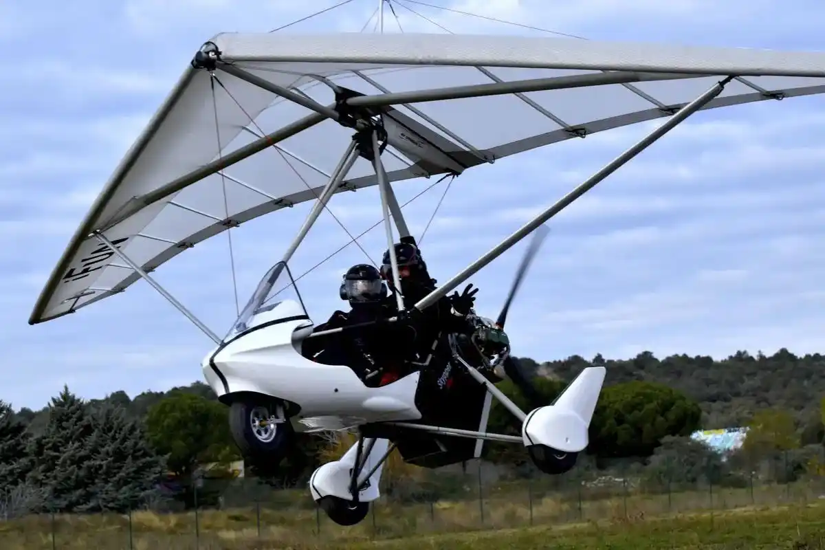 4k超清 #滑翔机 #小飞机 #动力三角翼 #吃鸡同款 - 抖音