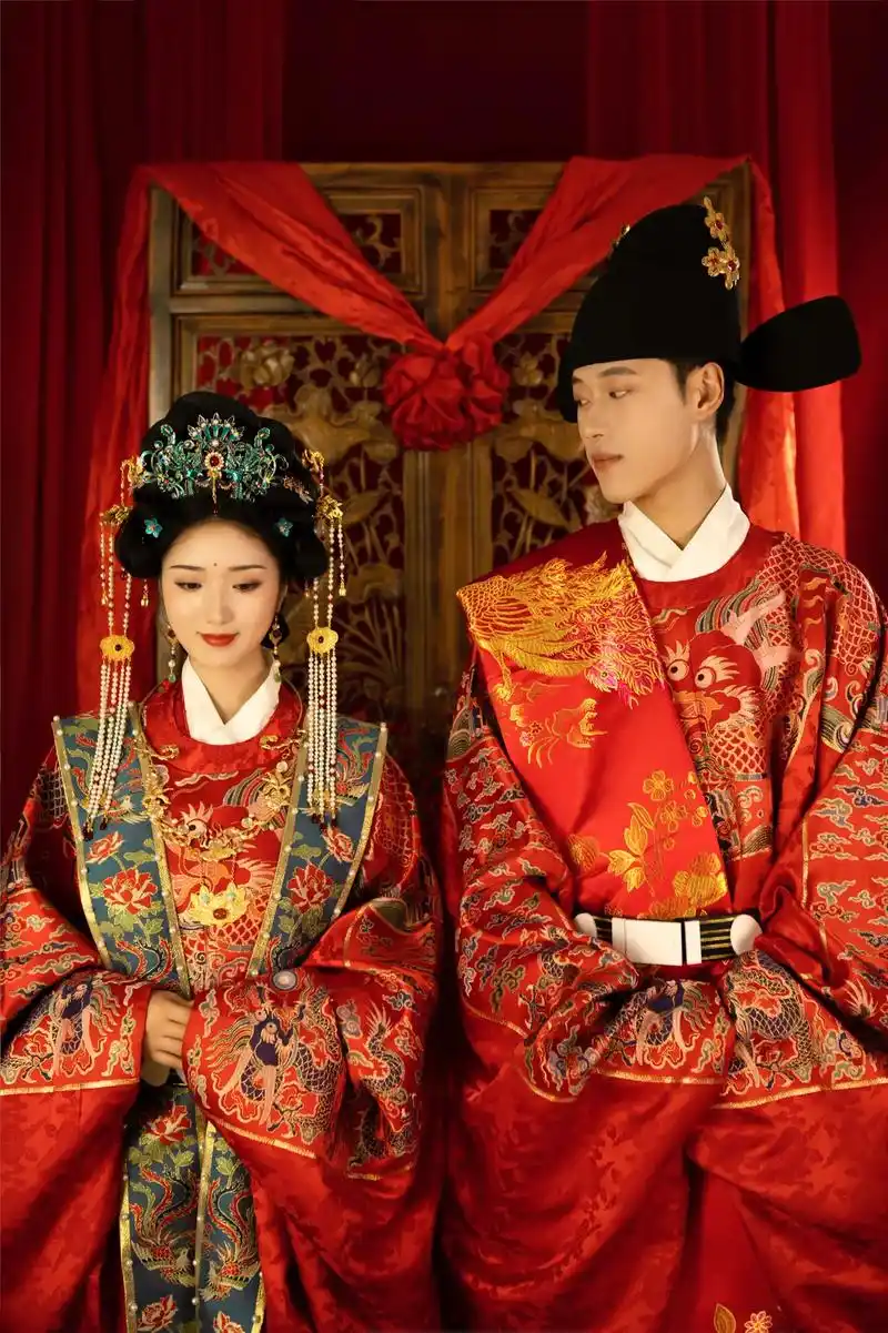 汉服 #汉服摄影 #古风摄影 #中式嫁衣 #凤冠霞帔 - 抖音