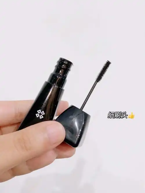 感觉用完睫毛肉眼可见的变长了有这种细小纤维的所以刷睫毛很真实不