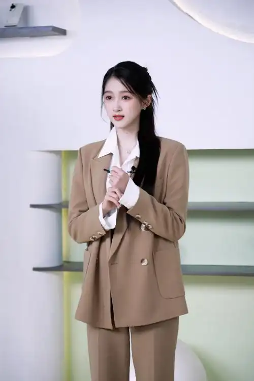 关晓彤美拉德穿搭