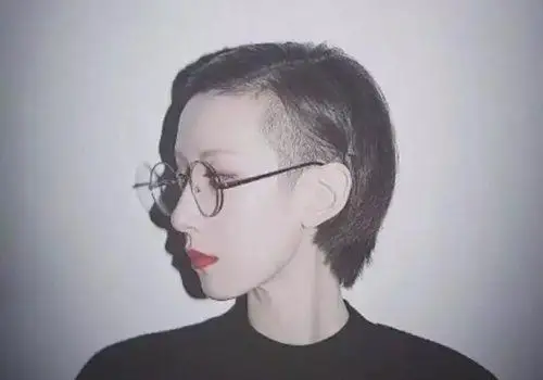 两边短,其余头发长的发型叫什么名字 女生掏空鬓角发型不止爱短发