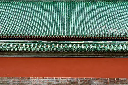 红墙琉璃瓦房顶