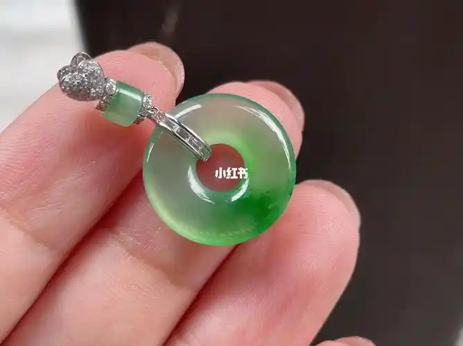 翡翠冰绿甜甜圈吊坠爱心扣头特别甜美时尚
