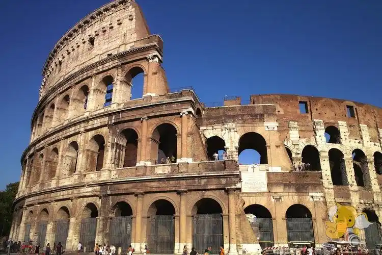 威尼斯广场的东南面,是古罗马帝国和罗马城的象征,是罗马古迹中最卓越