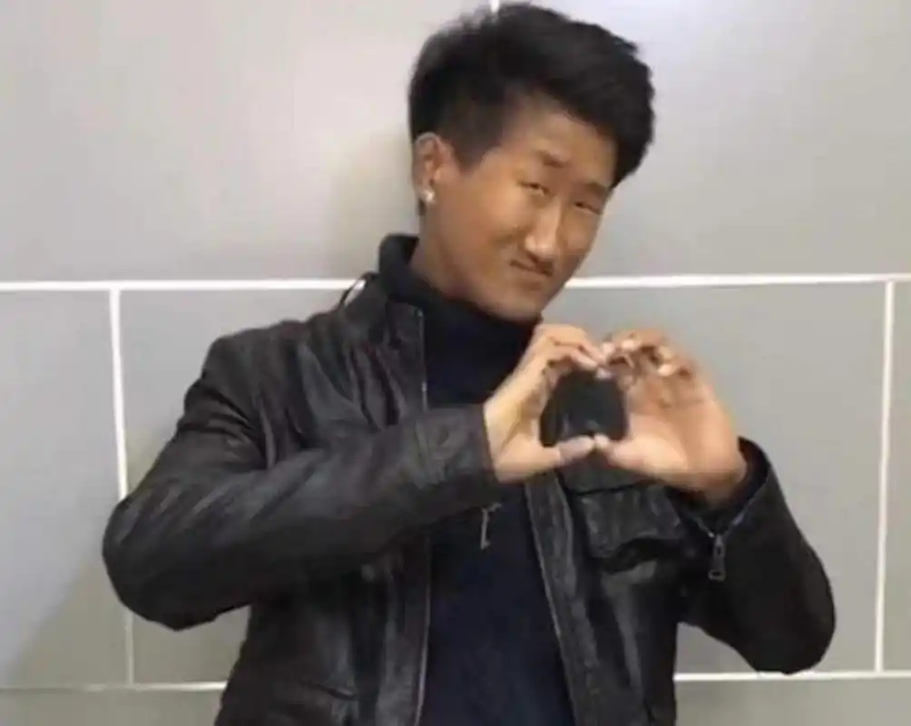 网红"紧凑哥"带女友重出江湖,网友:这女的咋想的,太疯狂!