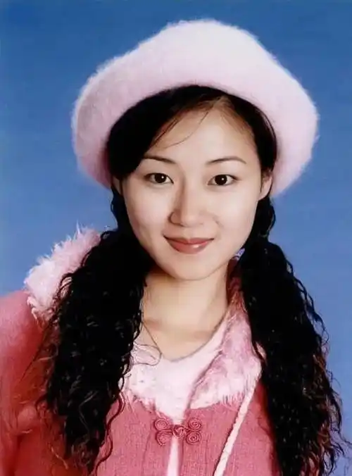 单眼皮的万绮雯,年轻时候漂亮,年华渐去,优雅也越来越迷人_造型_发型