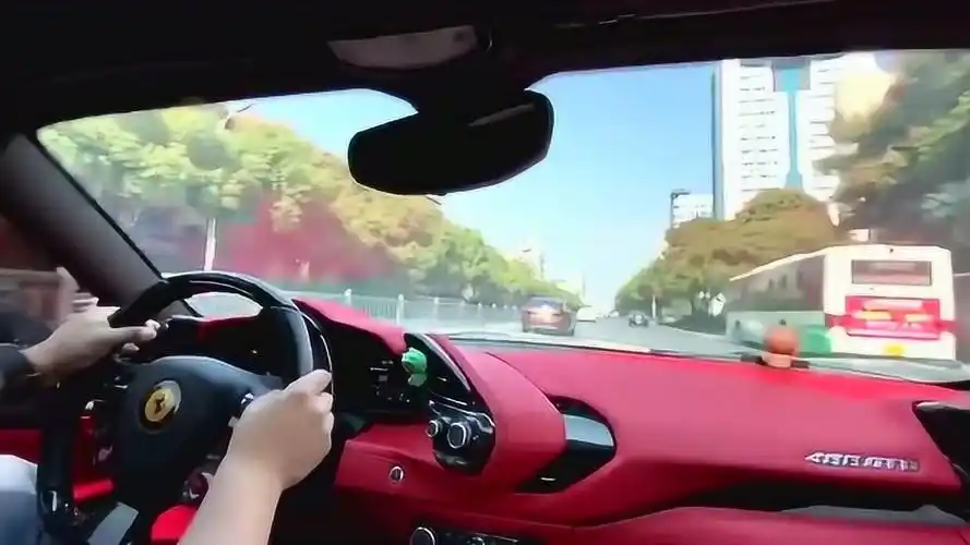 开着法拉利488副驾驶坐着她这是你理想的样子吗