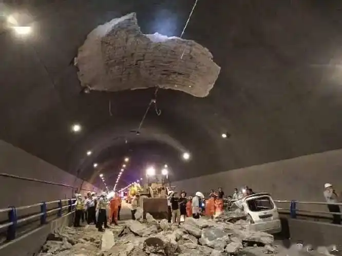 雅安雨城区一隧道洞顶局部脱落致一人身亡!