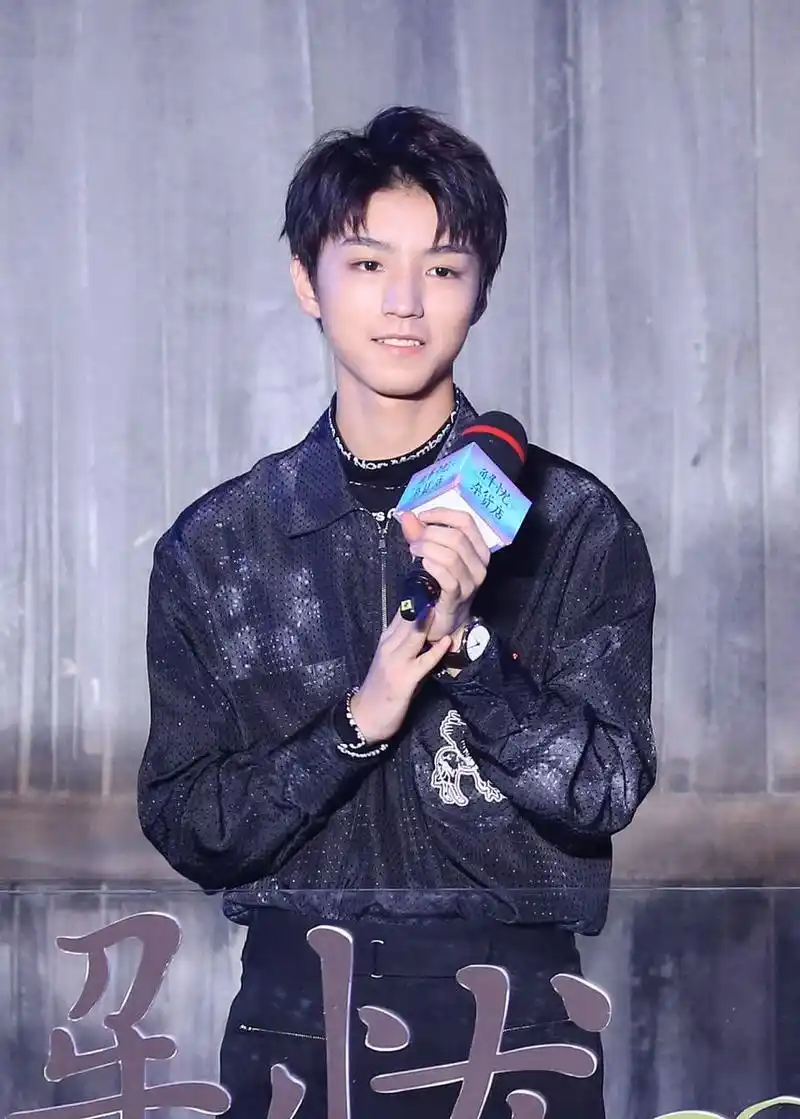 王俊凯在蔡徐坤被爆料后,也成为第二个被怀疑的三字流量,也因为和易烊