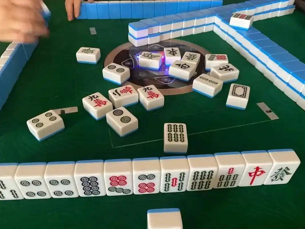 湖北十堰,女子打麻将时感觉身上黏糊糊的,就想去洗个澡,不料,热水器没