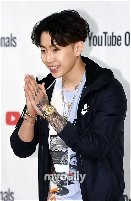 04.25】【明星】朴宰范出席纪录片发布会 戴金表项链十足嘻哈范儿