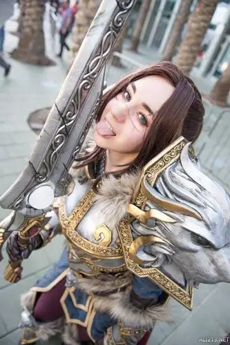 美女cos魔兽世界瓦里安国王吐舌卖萌超可爱
