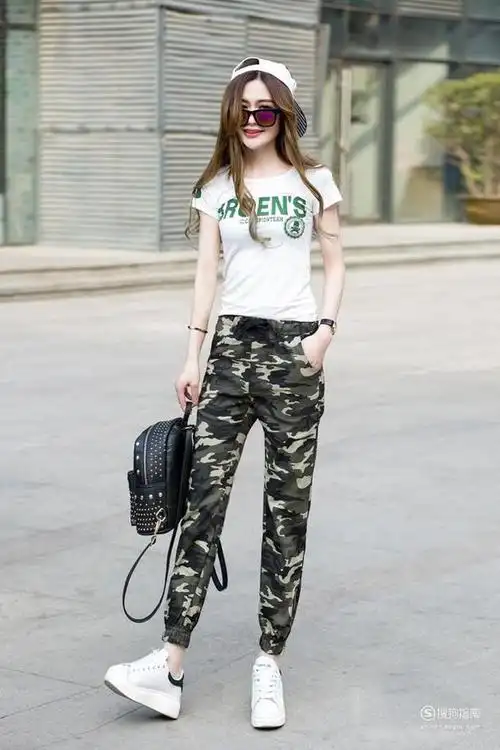 一款白色衬衫搭配迷彩裤就很好看,将严肃的职场服饰穿出街头休闲的