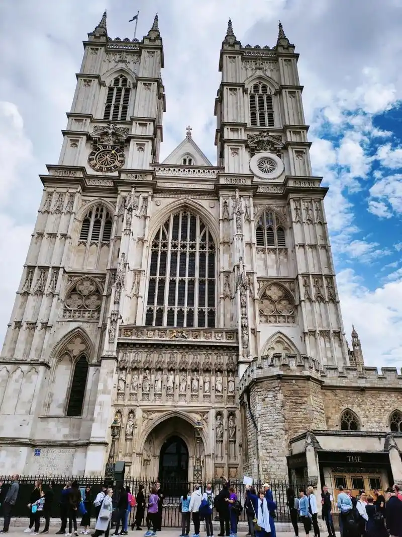 威斯敏斯特大教堂(wesminster abbey) 简单来说,是一座精致到砖缝里的