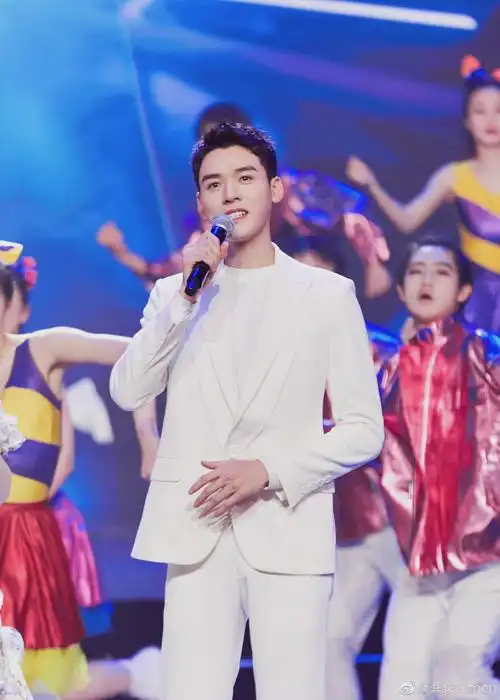 龚俊晒录音室随拍预告新歌照白色针织上衣日常造型帅气十足