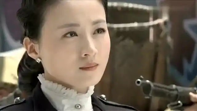 热剧黑狐之风影:顾婷为救战友,耗尽子弹,最终不幸牺牲