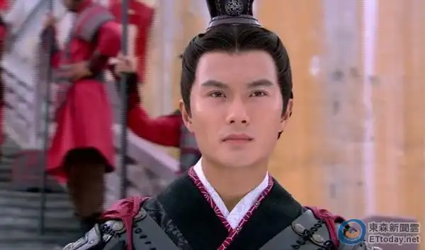 男演员顶50度酷暑穿厚重古装衣 来回中暑要人命