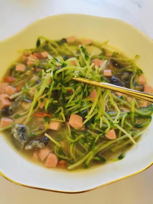 第一次做上汤豆苗,哇塞～真的很好吃,而且做法很简单噢!