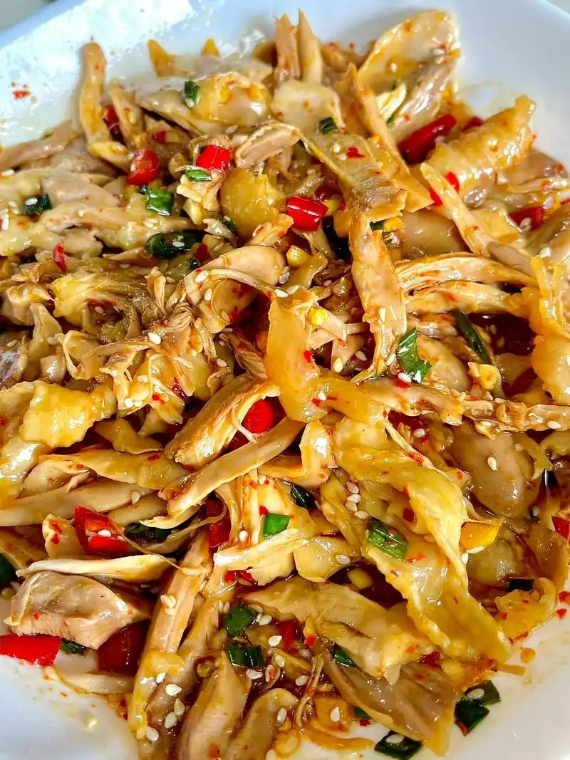 手撕鸡的教程来啦.葱油手撕鸡,简单易学,酸辣爽口 创作不易 - 抖音