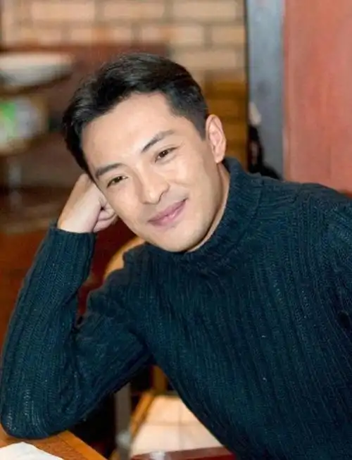 富大龙现身荆州,个性纹身及手表吸引眼球,网友呼吁与曾黎复合