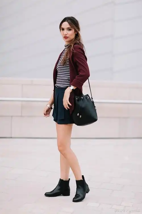 以下是一些建议,帮助你选择适合搭配酒红色上衣的裤子颜色.