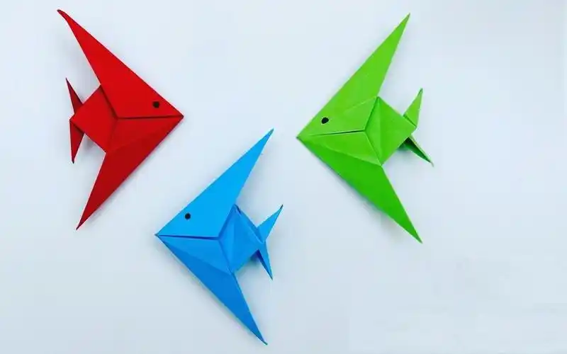 今天我们来制作一条折纸鱼!